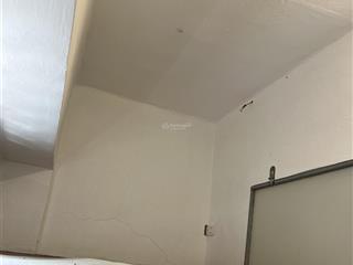 Chính chủ em cần bán căn hộ tập thể tầng 2 tại quận long biên sổ 18m2 sd 40m2 nhỉnh tỷ ô tô đỗ chân