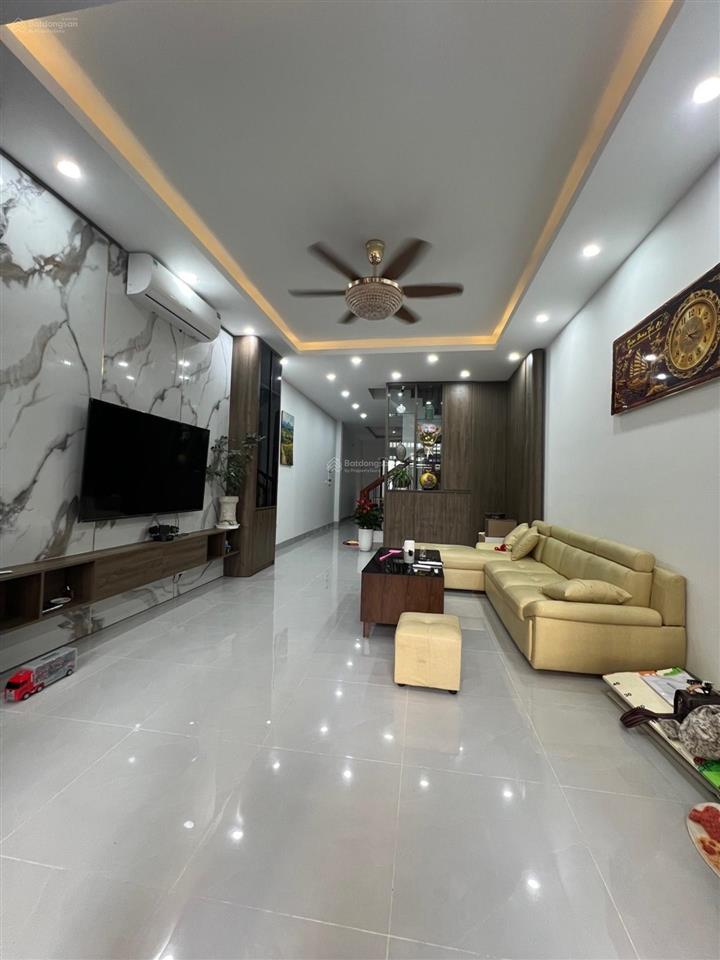 Cần bán gấp nhà ngô gia tự, ngõ thông, sân chơi, sân để xe rộng rãi, đúng 3 bước chân ra phố