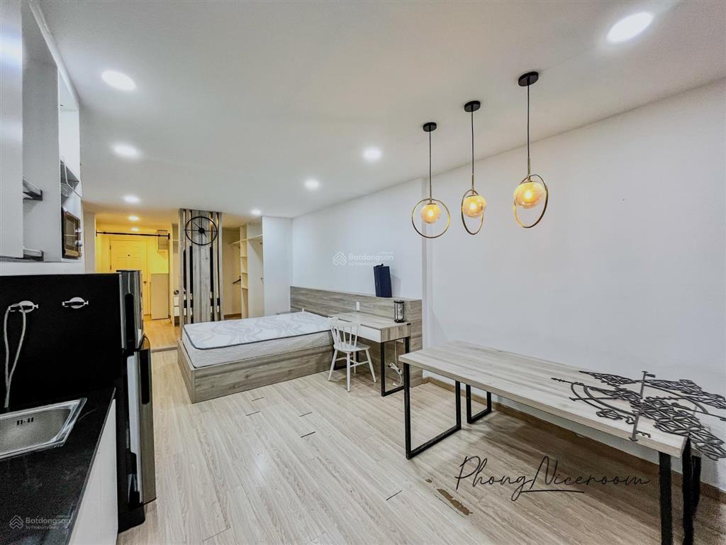 Studio ban công lớn full nội thất  giáp q1