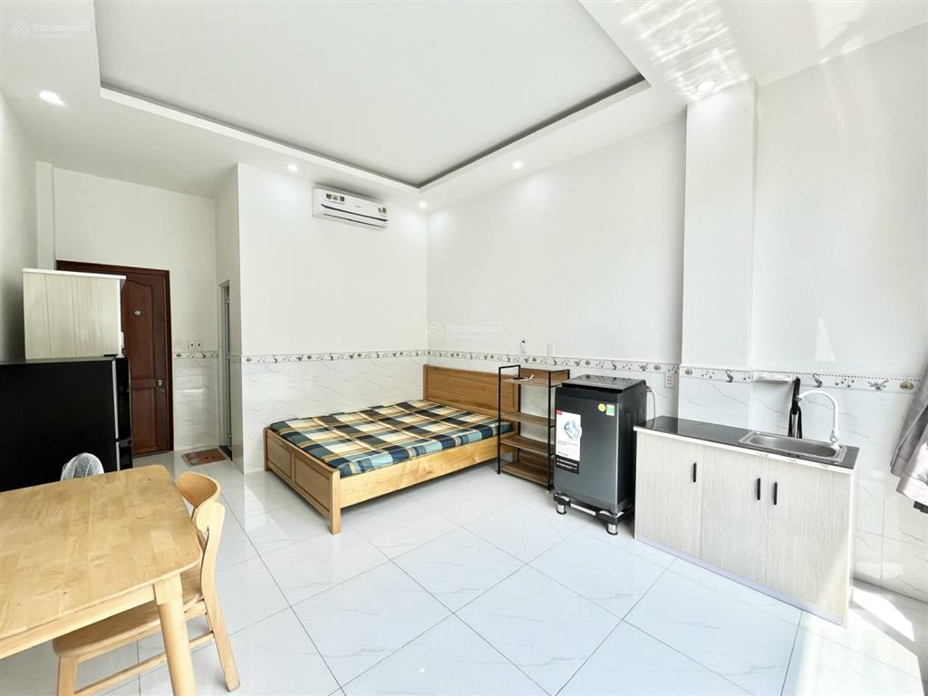 Studio cửa sổ lớn gần metro tân cảng, trường giao thông vận tải có máy giặt riêng