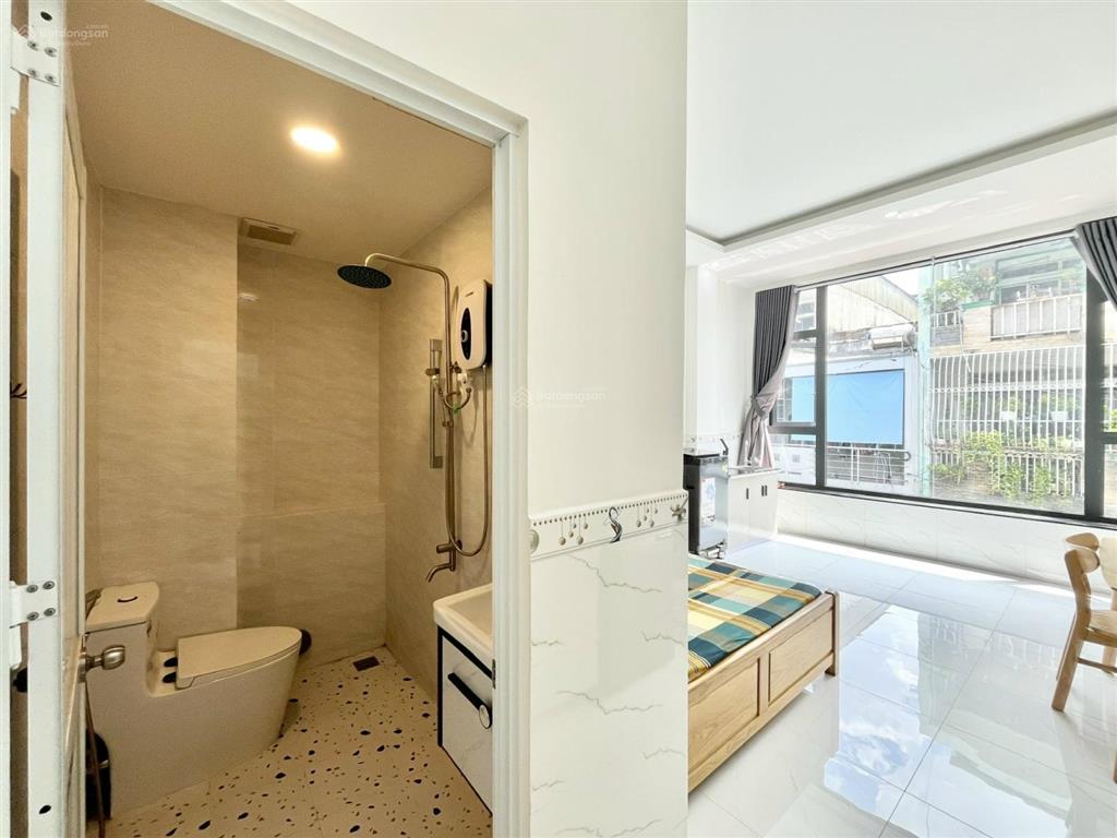 Studio cửa sổ lớn gần metro tân cảng, trường giao thông vận tải có máy giặt riêng