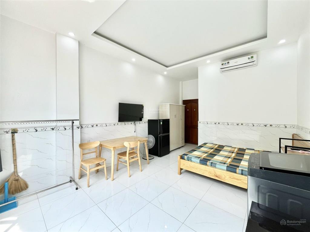 Studio cửa sổ lớn gần metro tân cảng, trường giao thông vận tải có máy giặt riêng