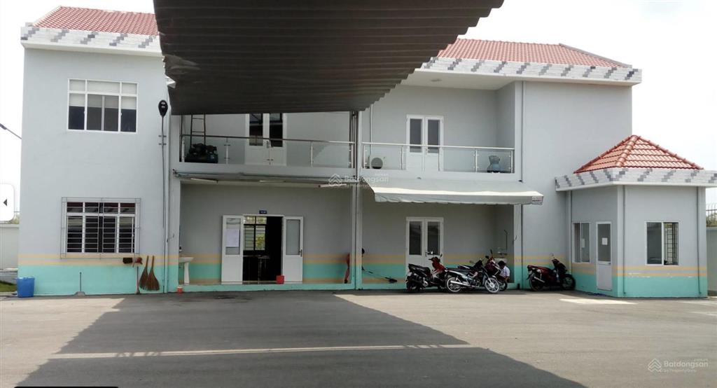 Đất 8.200m2 + nhà xưởng 4.200m2, mặt tiền dt830 gần ngã tư ql50. đang có sẵn hđ thuê .