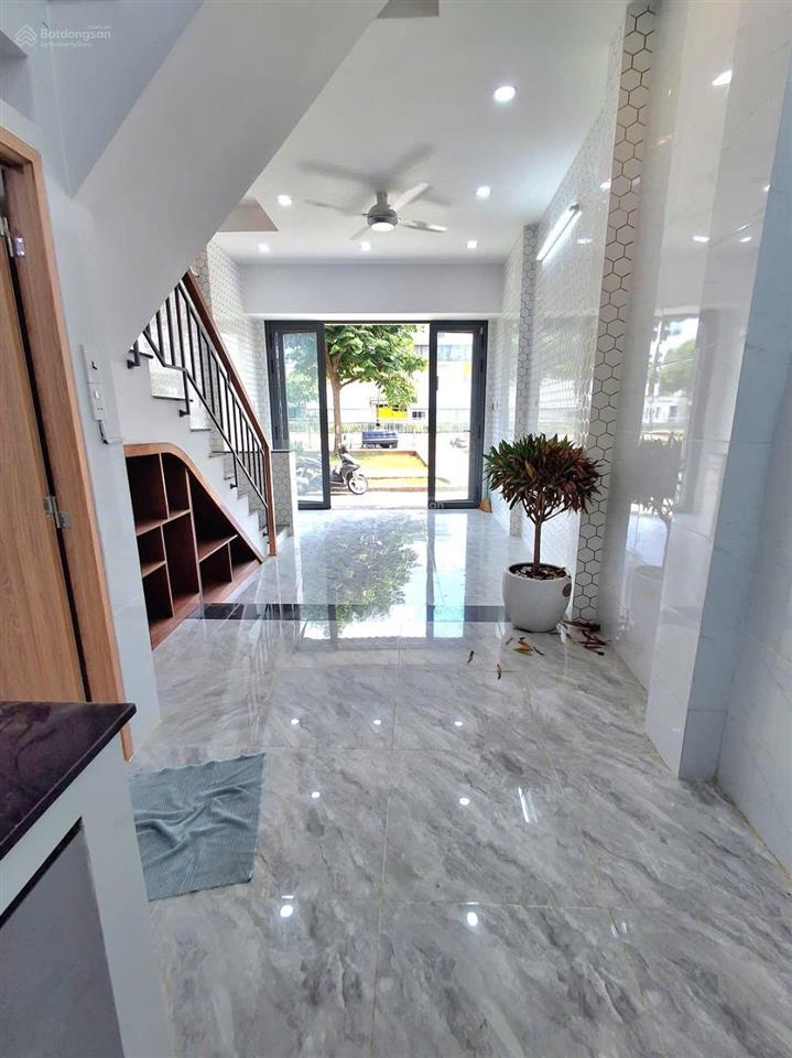 Nhà đẹp quận 8  mặt tiền ụ cây  p. chánh hưng  4pn 3wc  dt 3,8m x 9m  giá 5,38 tỷ.