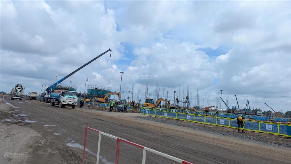 2mt đường đại lộ công viên 2 rộng 40m và tương lai 15 rộng 19m. nhà 4 tầng. giá tts 20 tỷ