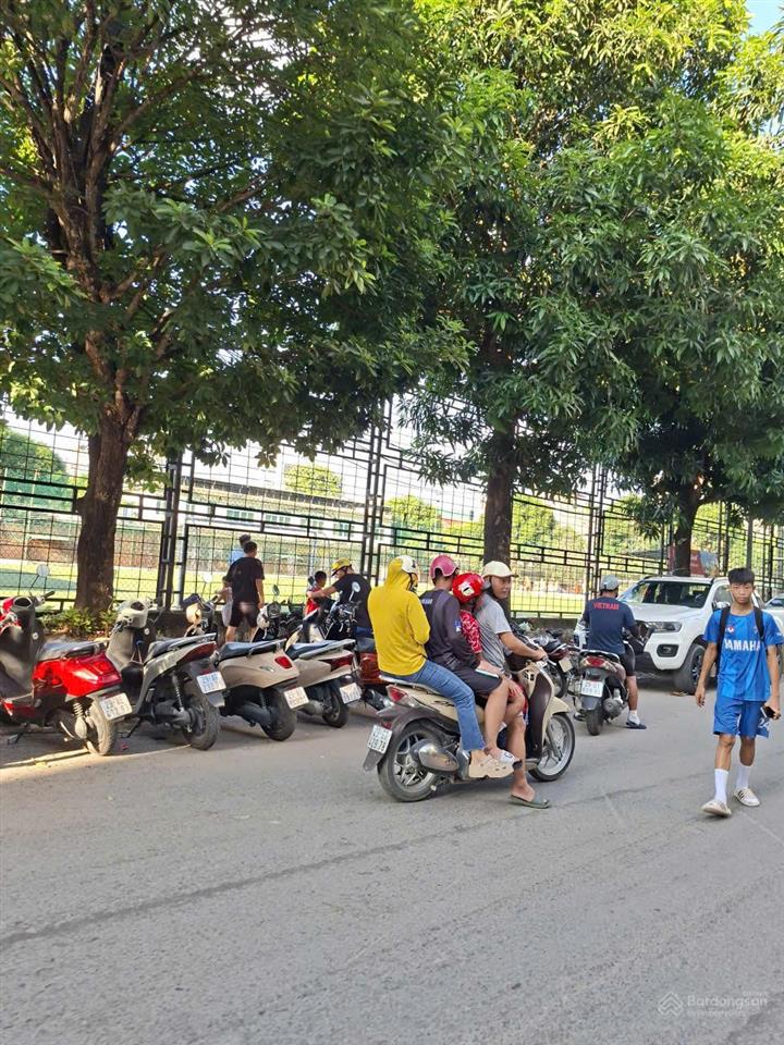Bán đất phân lô dịch vụ hà trì, mặt kinh doanh, nhìn vào sân bóng dịch vụ