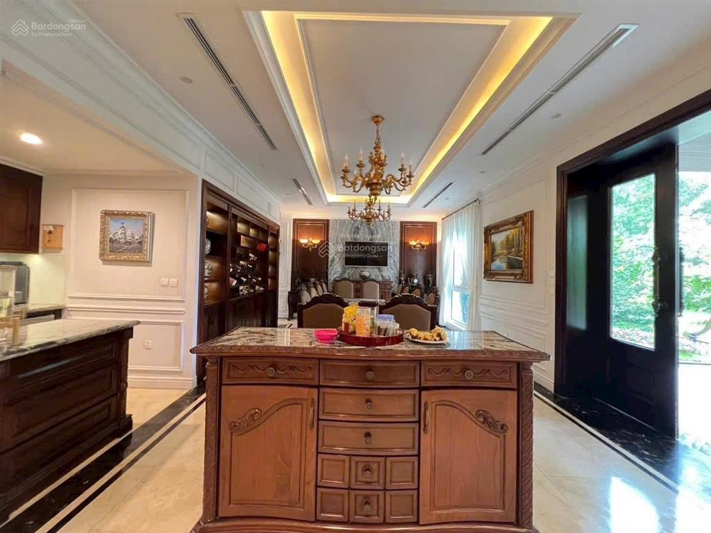 Cần bán gấp biệt thự đơn lập hoa sữa 500m giá chỉ hơn 200tr 0935 338 ***