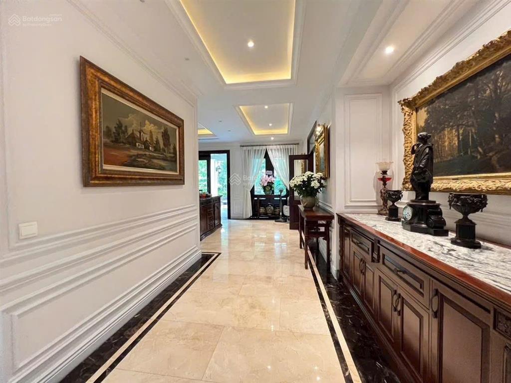 Cần bán gấp biệt thự đơn lập hoa sữa 500m giá chỉ hơn 200tr 0935 338 ***