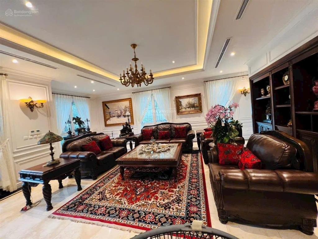 Cần bán gấp biệt thự đơn lập hoa sữa 500m giá chỉ hơn 200tr 0935 338 ***