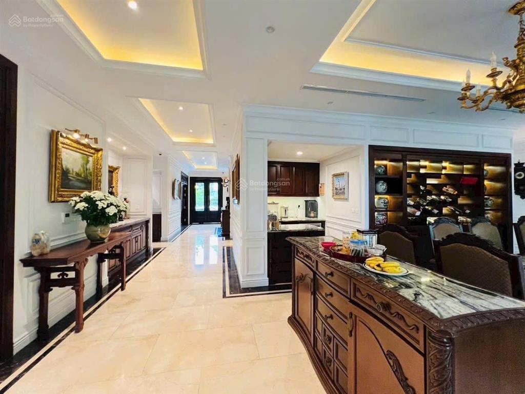 Cần bán gấp biệt thự đơn lập hoa sữa 500m giá chỉ hơn 200tr 0935 338 ***
