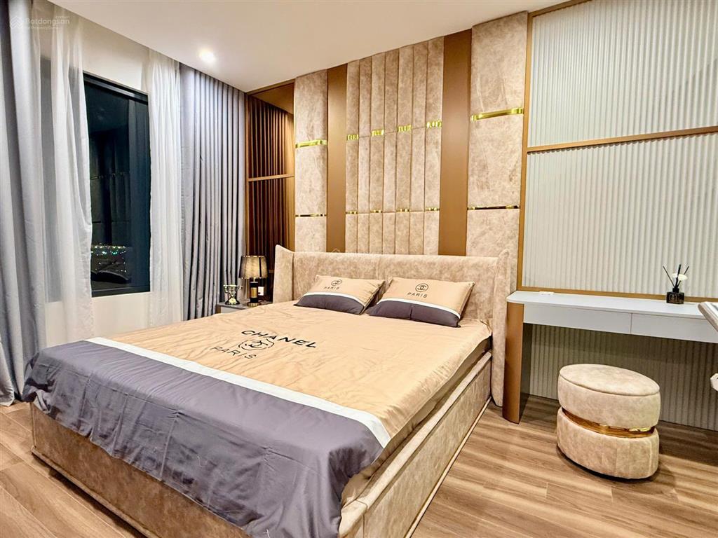 Cho thuê căn 2 ngủ 2 vs full đồ luxury toà zurich 1 nội thất full đồ, giá 17tr/th bao phí