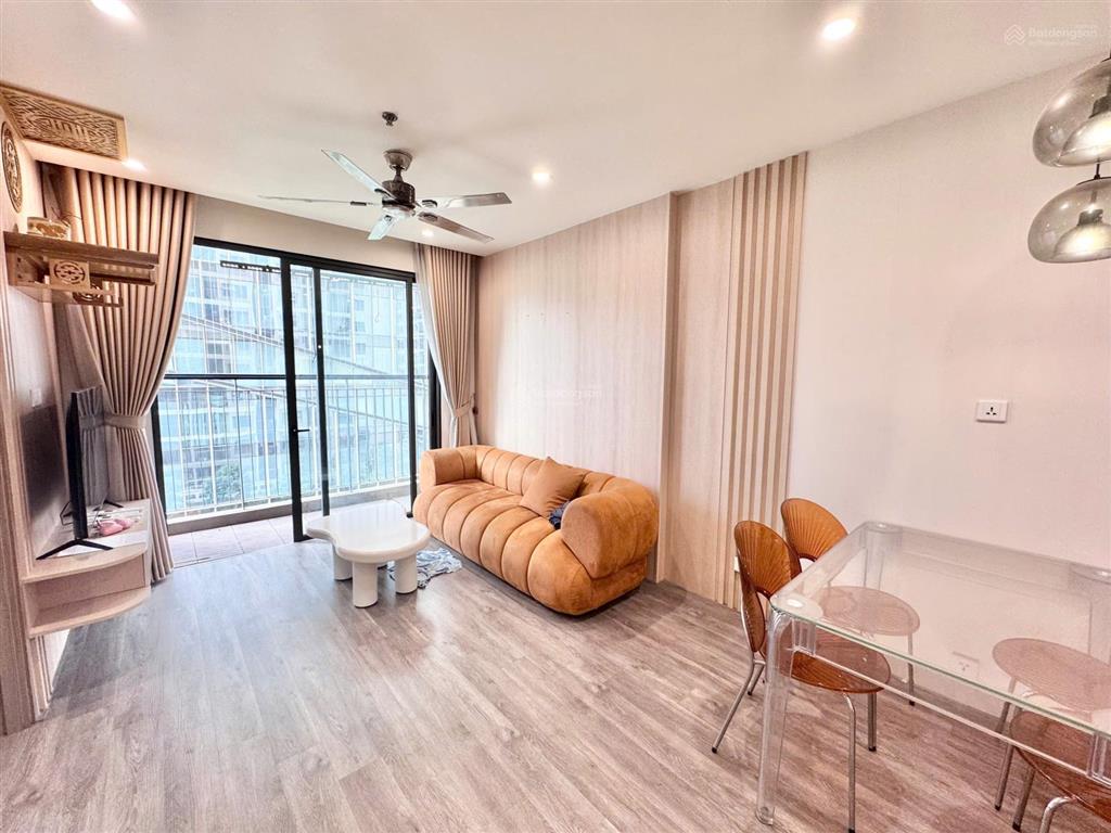 Cho thuê căn 2pn toà s2.18. gần technopark, gần uni, gần bến xe buss, giá rẻ chỉ 8tr5