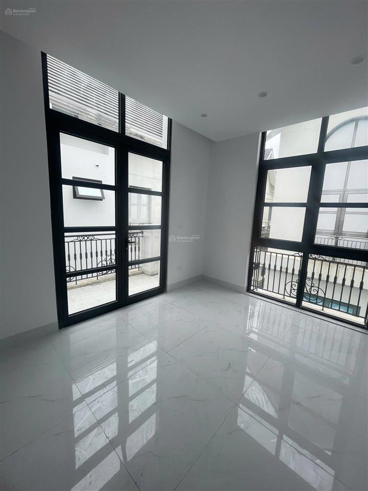 Cho thuê biệt thự song lập sh12, có điều hòa, thang máy giá 35tr/tháng diện tích 150m²
