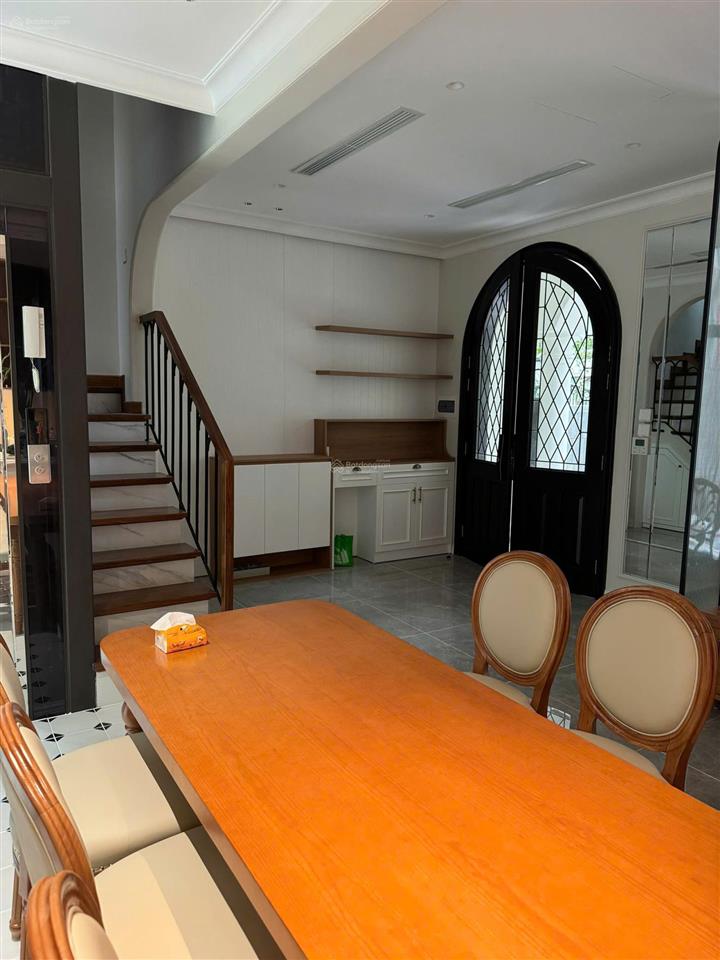 Cho thuê liền kề sao biển có đồ, dãy sao biển 15, full đồ cơ bản có thang máy, giá 30tr/tháng