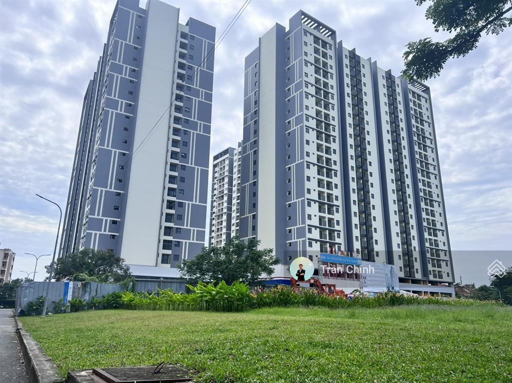 Cần bán căn 2pn  67m2 block c view hồ bơi. sổ sẵn, sang tên nhanh chóng, xem nhà 24/7