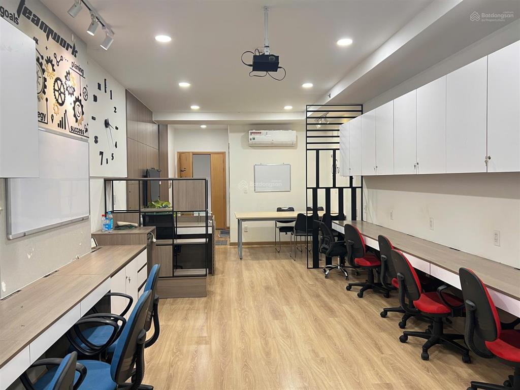 Văn phòng charmington 45m2  17 triệu/tháng, đủ bàn ghế văn phòng đẹp, được đkkd tự do 24/24