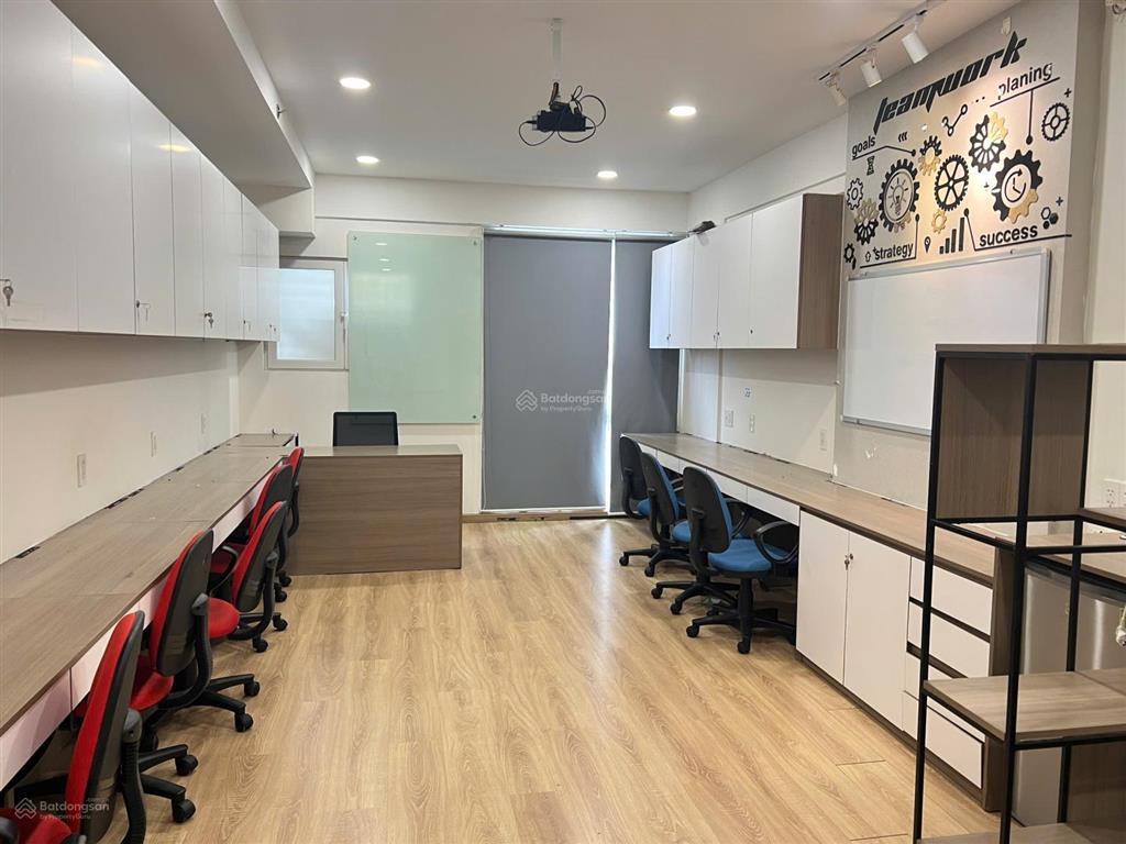 Văn phòng charmington 45m2  17 triệu/tháng, đủ bàn ghế văn phòng đẹp, được đkkd tự do 24/24