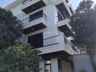 Tòa nhà liền kề tại khu nam ngạn  hàm rồng, nằm trong khu dân cư ổn định, gần nhiều trường học.