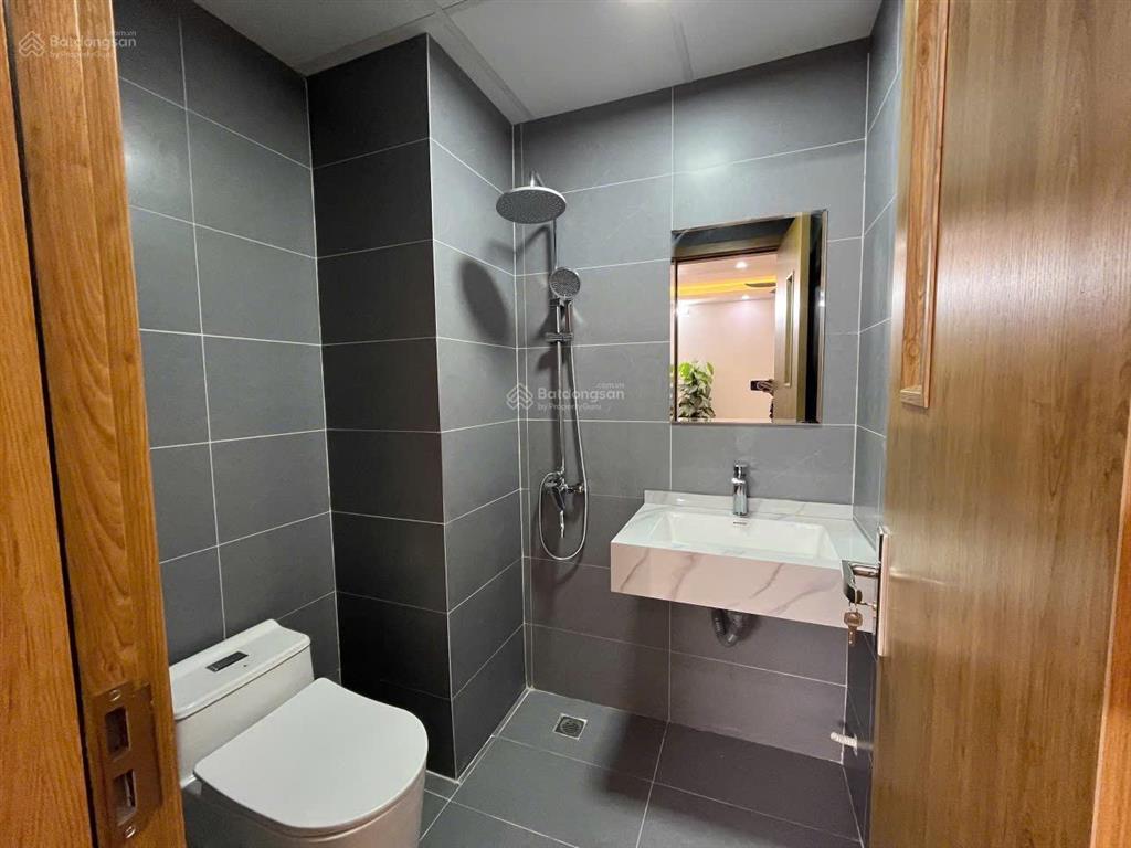 Chủ nhà cắt lỗ hơn 1tỷ  cần bán gấp căn 71m view hồ, 2 ngủ 2 vệ sinh full nt mới toà hh2 linh đàm