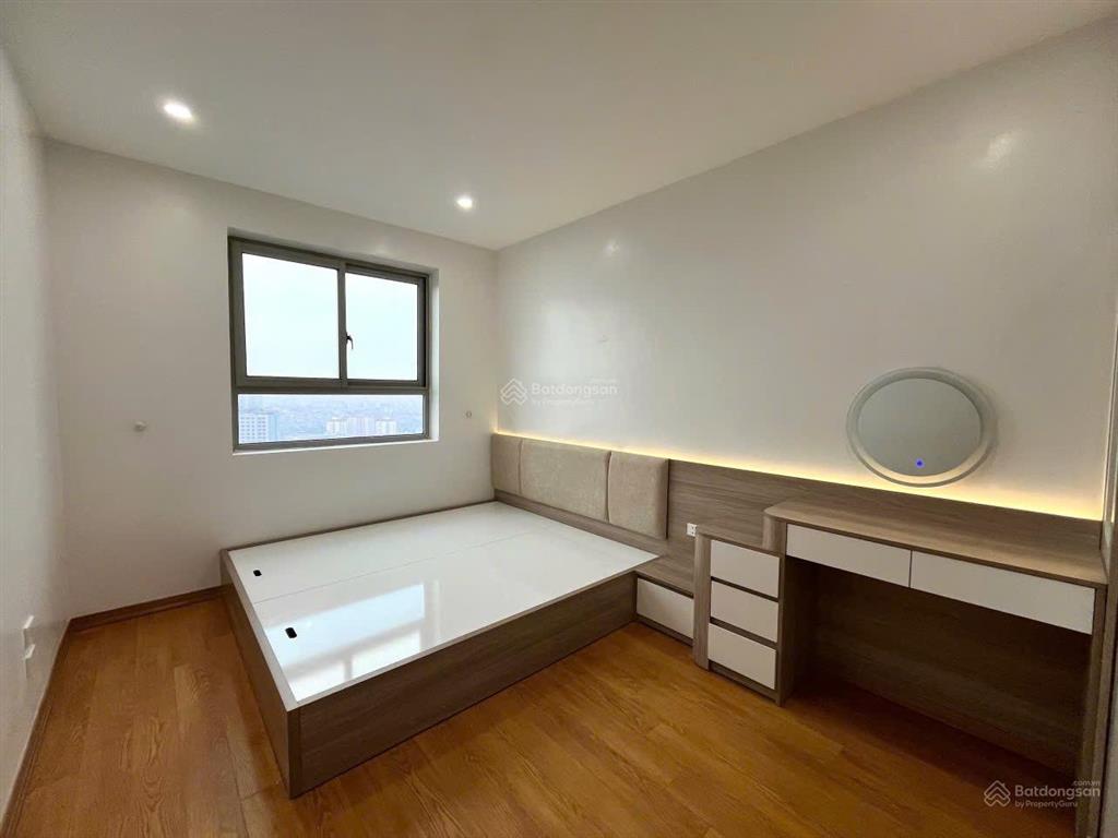 Chủ nhà cắt lỗ hơn 1tỷ  cần bán gấp căn 71m view hồ, 2 ngủ 2 vệ sinh full nt mới toà hh2 linh đàm