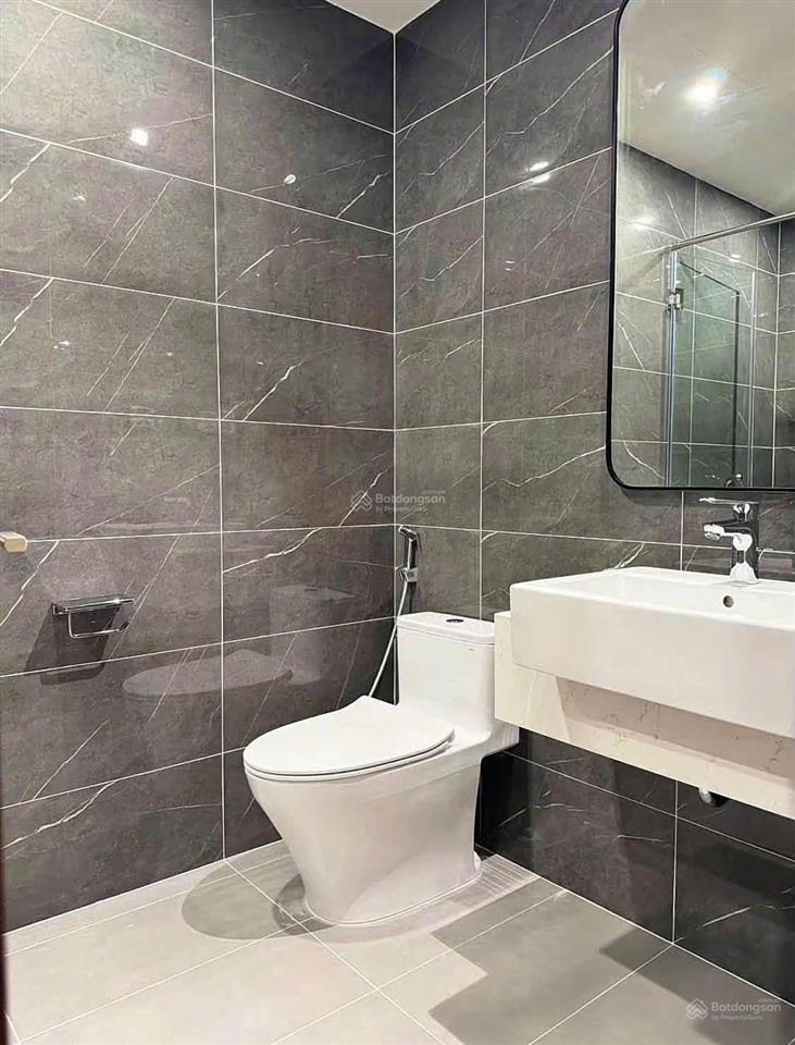 Bán cắt lỗ căn 1n+1 43m2 g2, tầng trung, view bể bơi, mpdv2 năm. giá bán 2 tỷ 650 triệu bao phí