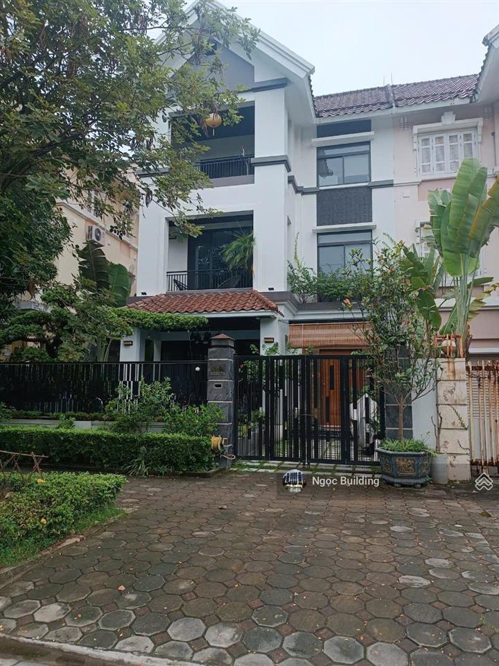 Cần tiền bán gấp nhà mặt phố số 3 ngõ trung kính  trung yên. dt 102m x 5t. giá 32 tỷ