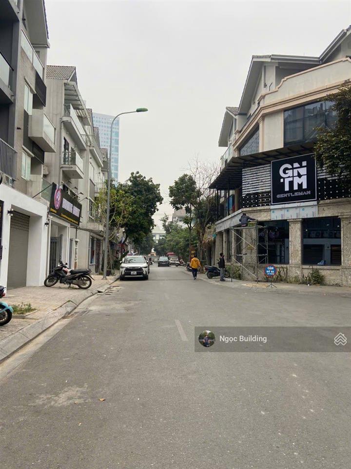 Cần tiền bán gấp nhà ngõ hoàng ngân  quan nhân. dt 45m x 5t. giá 16,4 tỷ