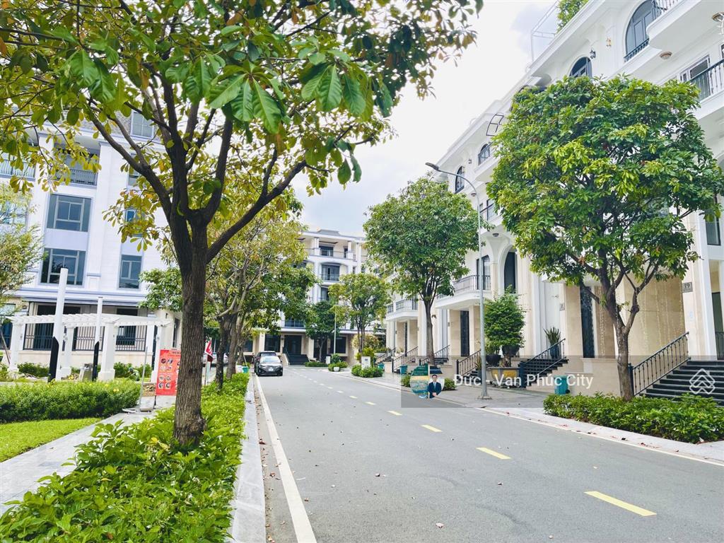 Bán gấp nhà ngang 7mx20 giá tốt 30,6 tỷ, nhà thô khu đông nam khu đô thị vạn phúc city