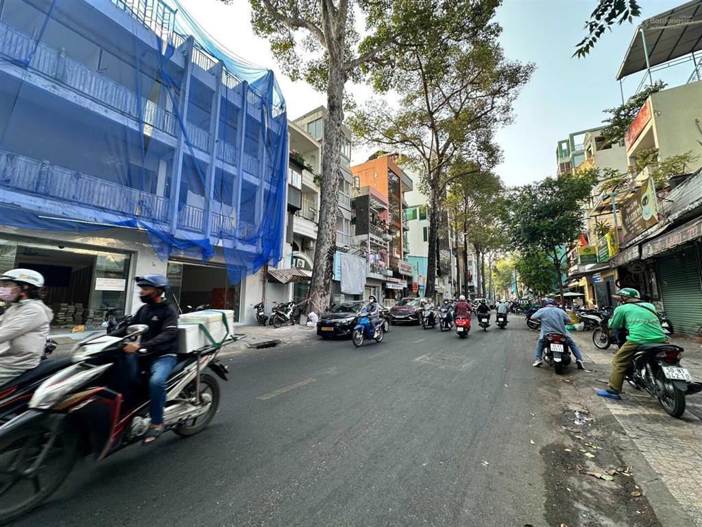 Cho thuê mặt bằng mặt tiền trần đình xu, quận 1, dt 18x30m, 1 trệt 1 lửng, dtsd 1.000m2