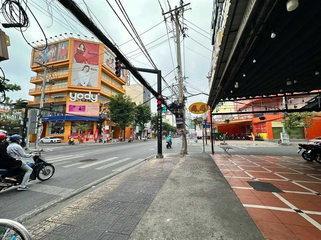 Cho thuê nhà mặt tiền ngô thời nhiệm, quận 3, dt 14x22m, 1 trệt, 1 lầu, dtsd 620m2