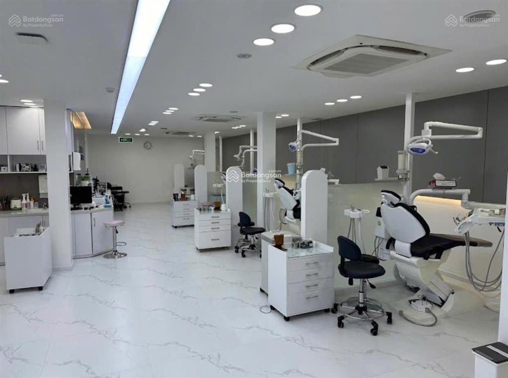 Cho thuê nhà mặt tiền số 157  159 đường võ văn tần, quận 3, 1 trệt 1 lầu, có thang máy. dt 17x28m