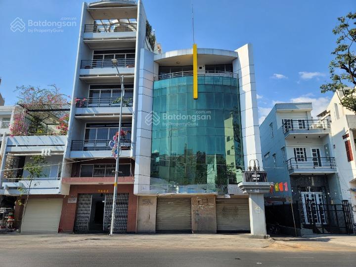 Cho thuê góc 2 mặt tiền số 110  112 hậu giang, quận 6, dt 9x20m, 1 trệt 4 lầu, dtsd 900m2