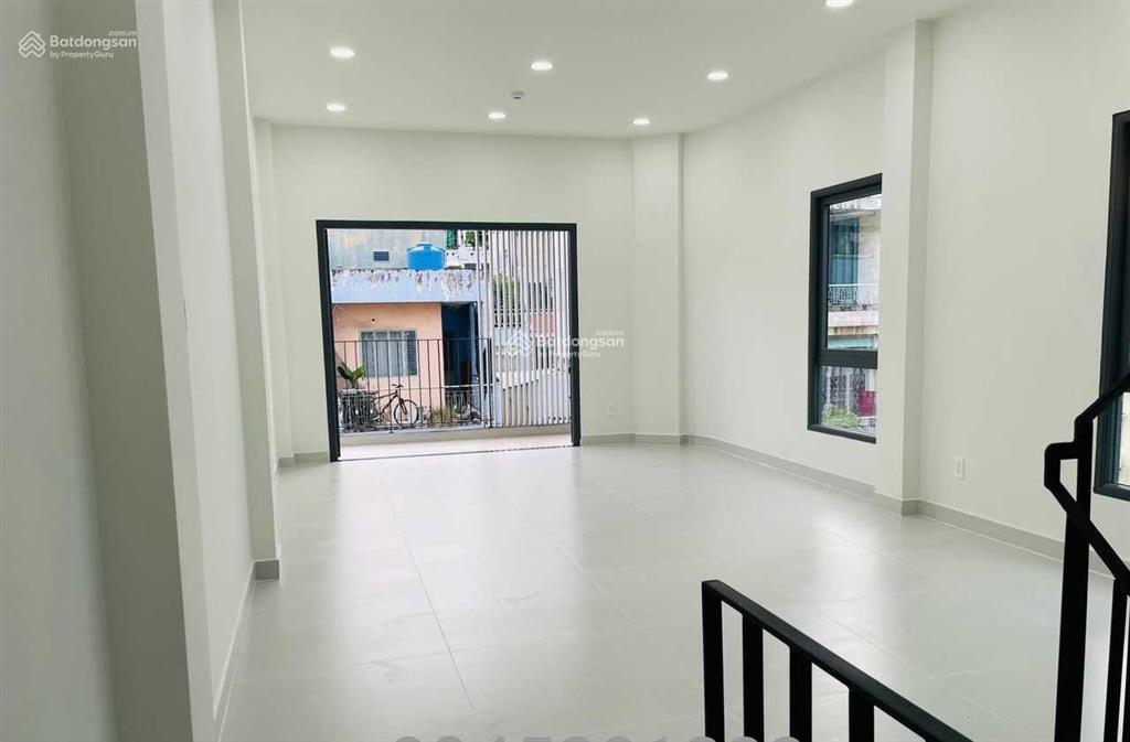 Cho thuê nhà mặt tiền đường bàn cờ, phường 3, quận 3. dt 10x30m. hầm 6 lầu. dtsd 1.800m2