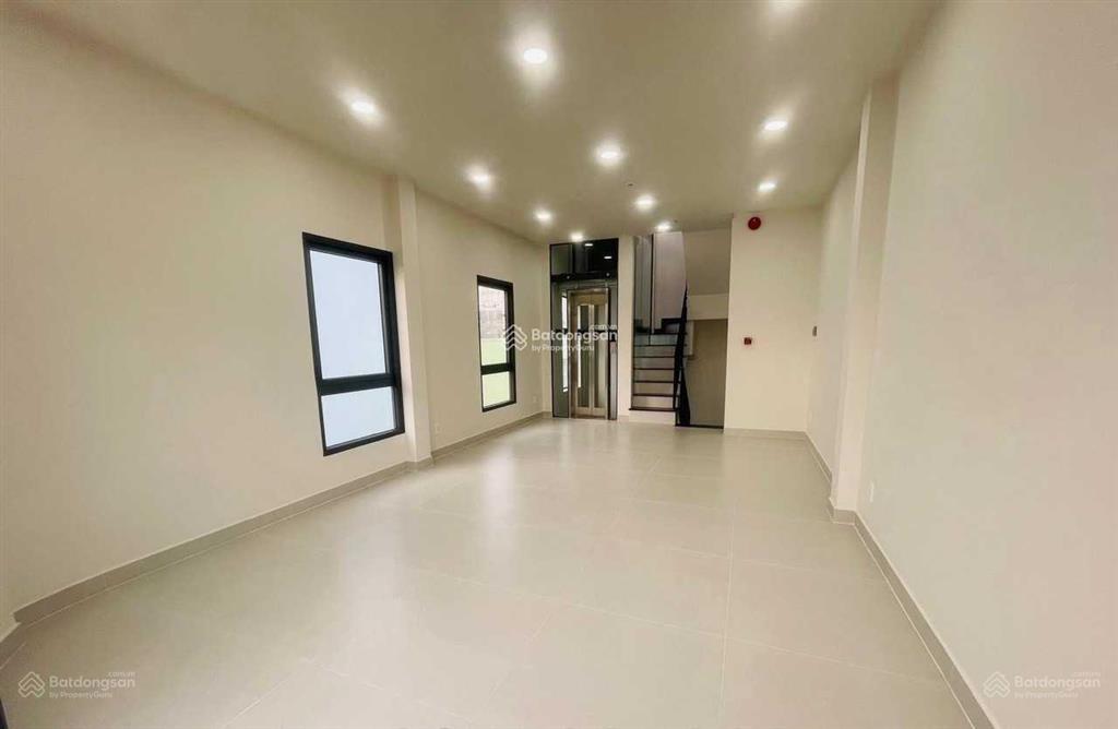 Cho thuê nhà mặt tiền đường bàn cờ, phường 3, quận 3. dt 10x30m. hầm 6 lầu. dtsd 1.800m2