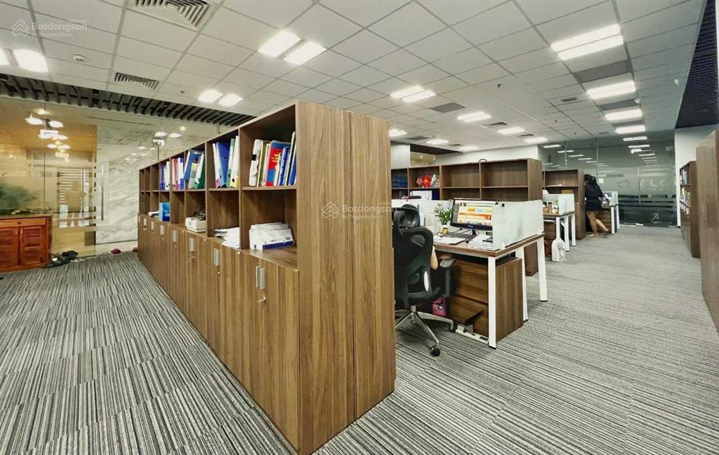 Cho thuê nhà mặt tiền đường cây điệp, quận 1. dt 8x40m. hầm trệt 9 lầu. dtsd 3.400m2