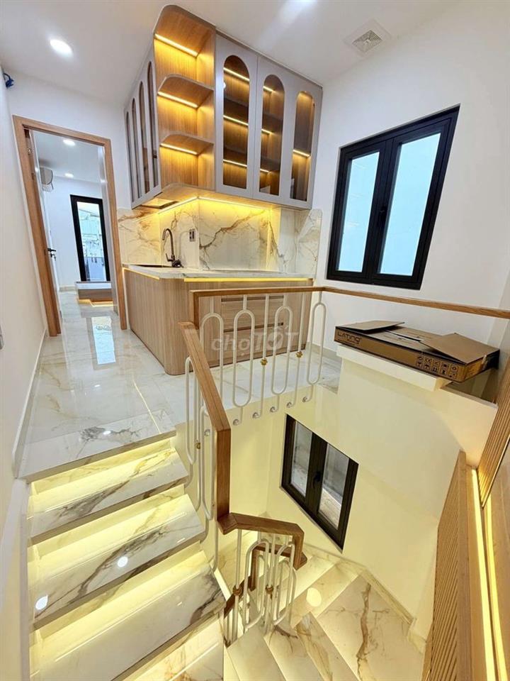 Mặt tiền Hoà Hưng kinh doanh, sát Cách mạng Tháng 8.