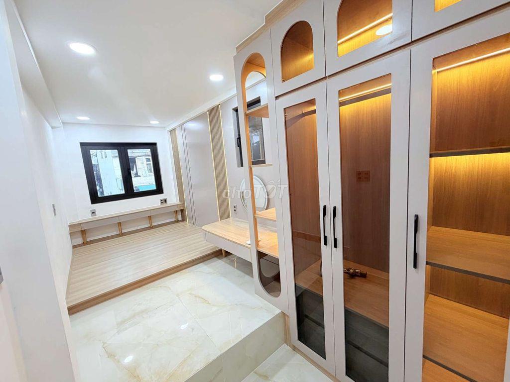 Mặt tiền Hoà Hưng kinh doanh, sát Cách mạng Tháng 8.