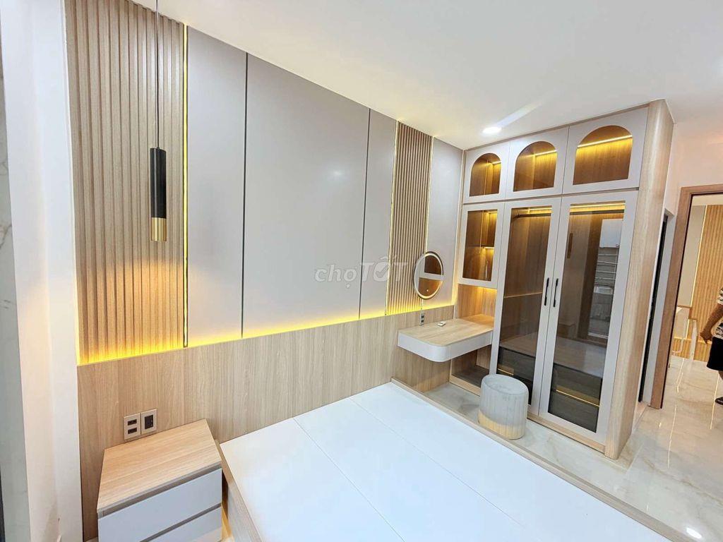 Mặt tiền Hoà Hưng kinh doanh, sát Cách mạng Tháng 8.