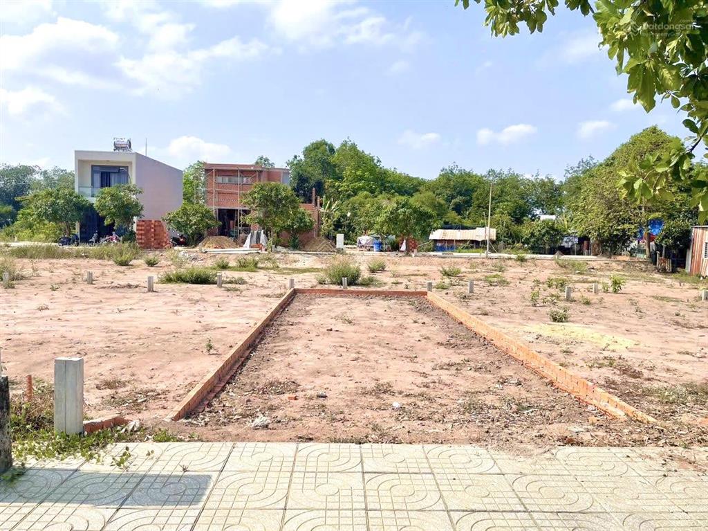 Cần bán lô đất thổ cư 80m2 ngay chợ phú hoà đông, cách hóc môn 12km, shr, xây dựng tự do