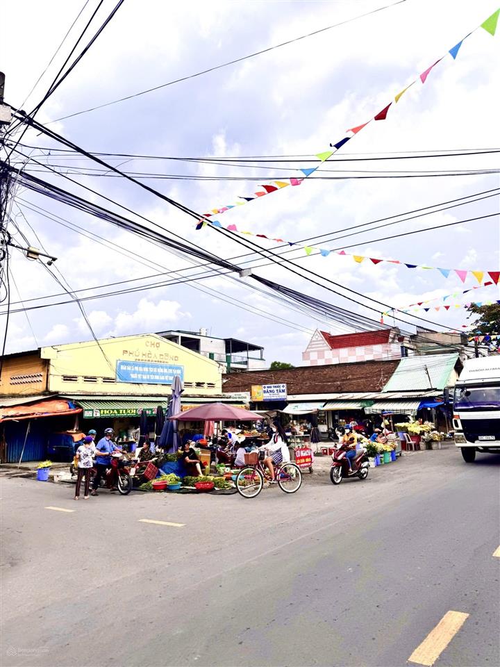 Cần bán lô đất thổ cư 80m2 ngay chợ phú hoà đông, cách hóc môn 12km, shr, xây dựng tự do