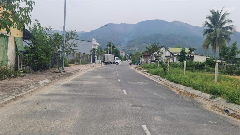 Cho thuê mặt bằng diện tích lớn, đường nhựa gần nha trang