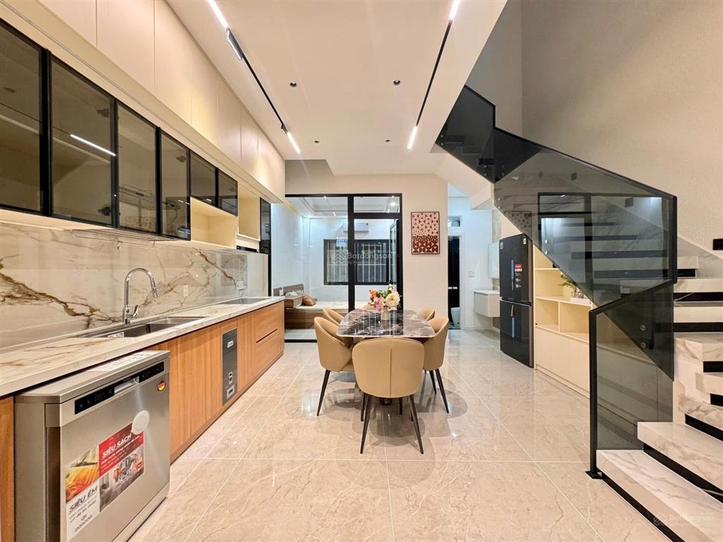 Bán nhà 3 tầng xây mới 100% khu biển nguyễn tất thành