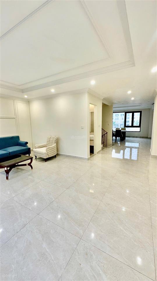 Cho thuê shop liền kề đối diện văn phòng bán hàng tại vinhomes royal island, 15 triệu