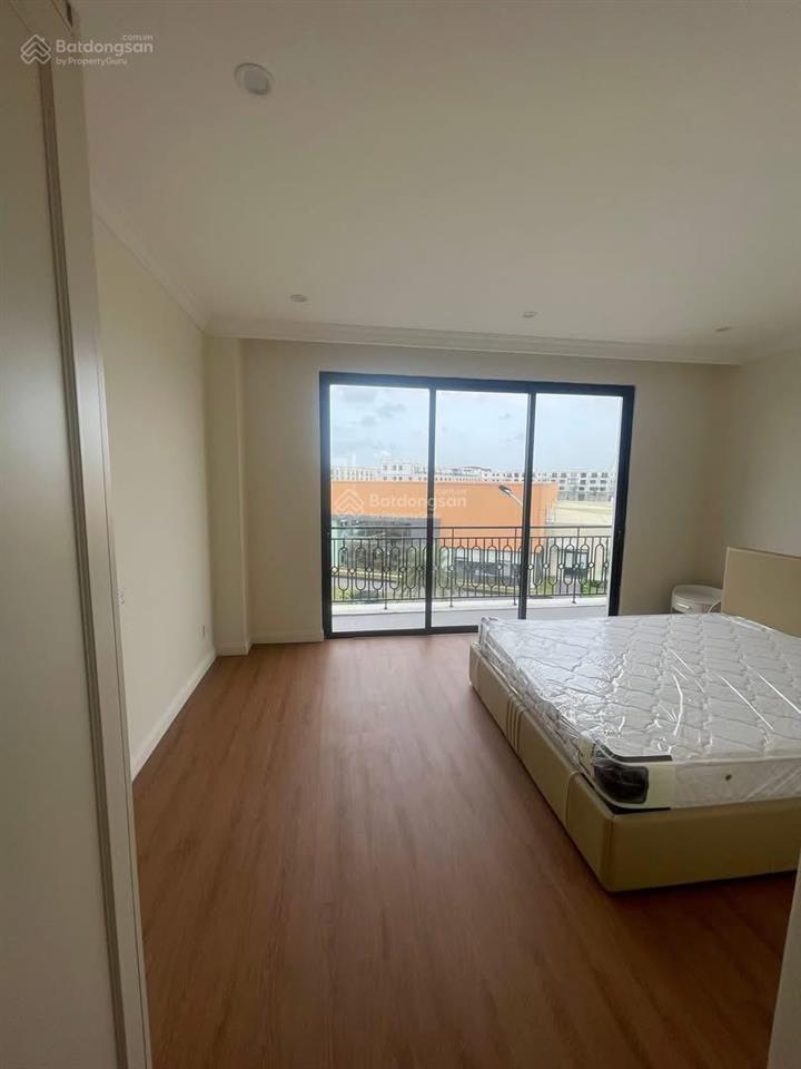 Cho thuê shop liền kề đối diện văn phòng bán hàng tại vinhomes royal island, 15 triệu