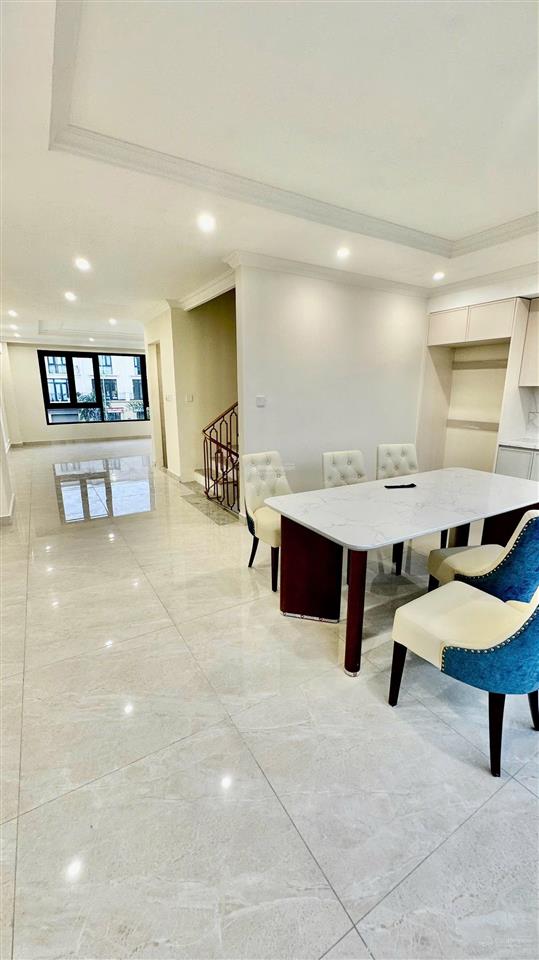 Cho thuê shop liền kề đối diện văn phòng bán hàng tại vinhomes royal island, 15 triệu