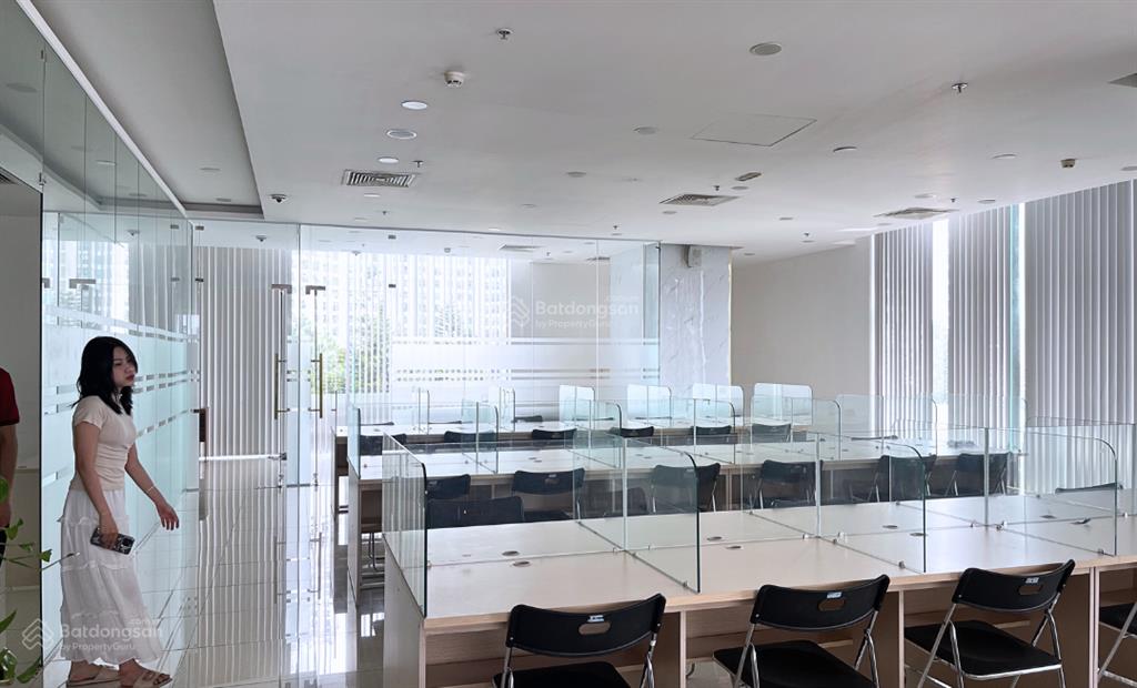 550m2 cắt nhỏ từ 100m2 cho thuê giá 320k/m2/th đã setup nội thất tại tòa royal city nguyễn trãi