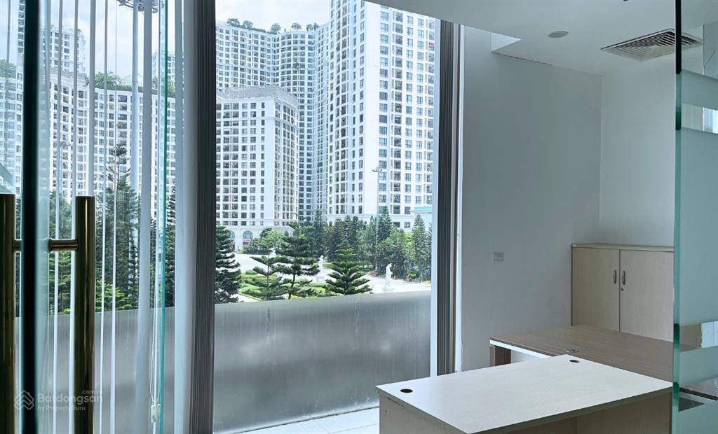 550m2 cắt nhỏ từ 100m2 cho thuê giá 320k/m2/th đã setup nội thất tại tòa royal city nguyễn trãi