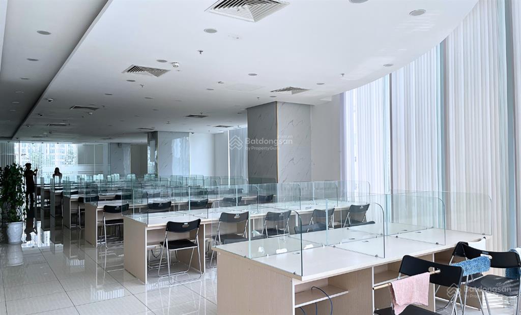 550m2 cắt nhỏ từ 100m2 cho thuê giá 320k/m2/th đã setup nội thất tại tòa royal city nguyễn trãi