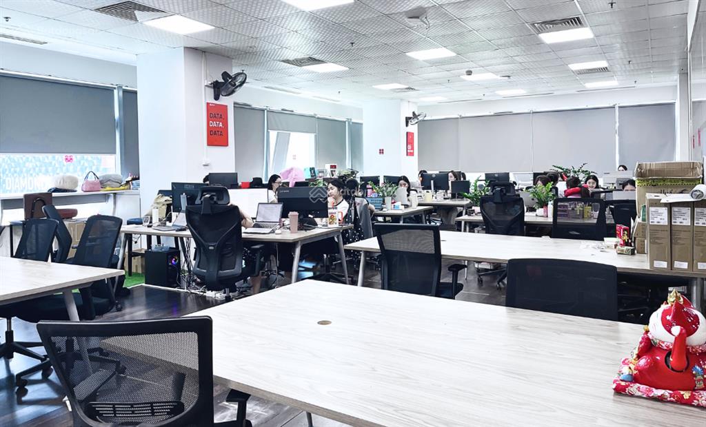 550m2 cắt từ 100m2 giá 220k/m2/th, sẵn nội thất hồ gươm plaza đường trần phú