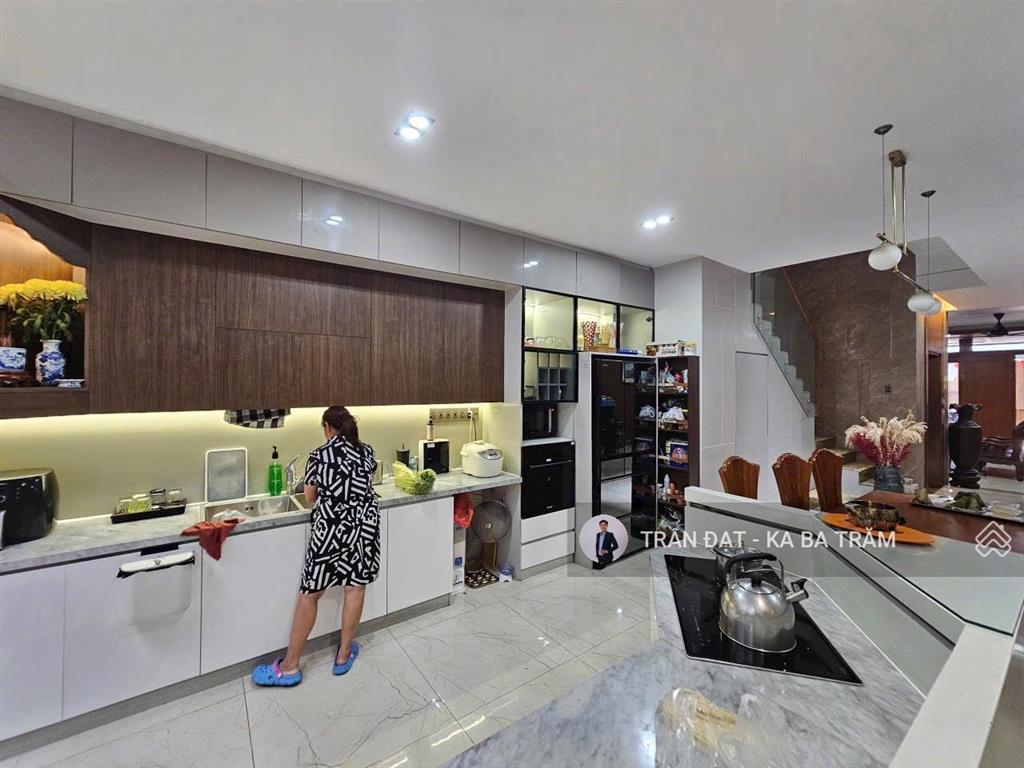 Bán gấp nhà mặt tiền khu bàu cát, có thang máy, 6 tầng, dt 5x28m, vuông vức, nhà đẹp,hoàn công đủ